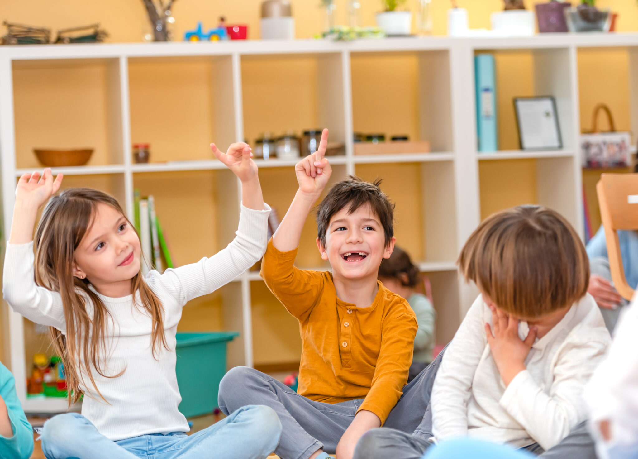 kids raising hands in class/featured image